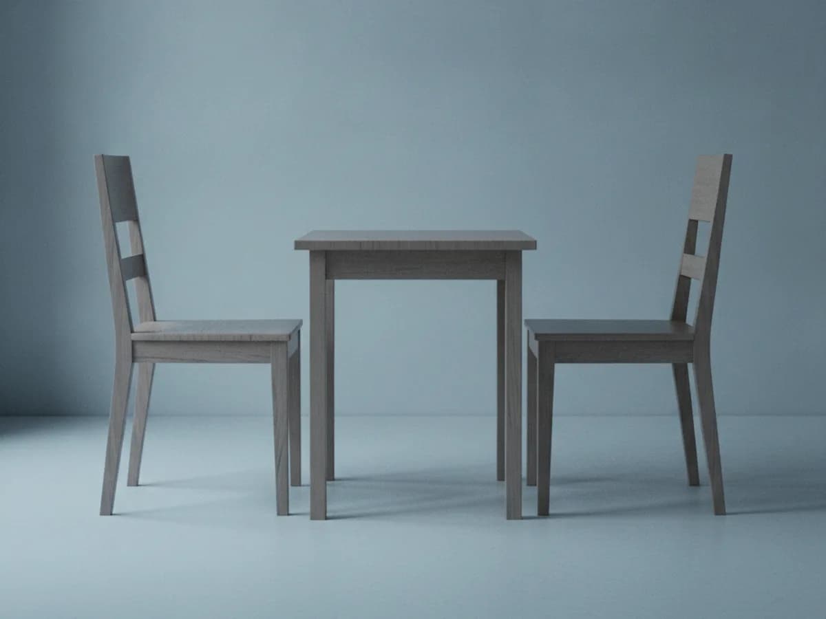 Zwei Stühle an einem kleinen Tisch als Sinnbild für Kooperation